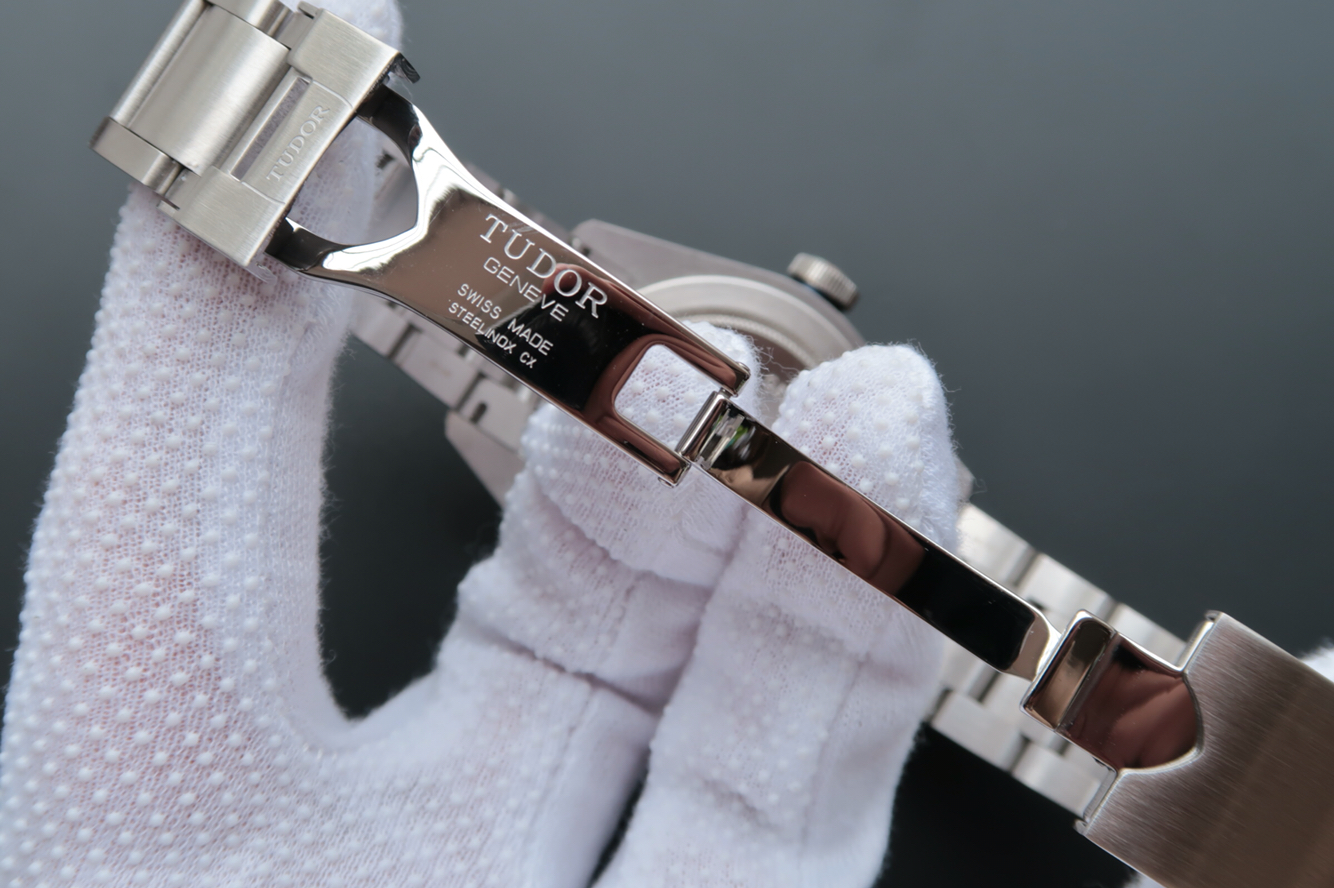 ZF帝駝小藍花HERITAGE BLACK BAY繫列79220B不銹鋼錶帶¥2880-高仿錶 ZF帝駝小藍花HERITAGE BLACK BAY繫列79220B不銹鋼錶帶¥2880-高仿錶