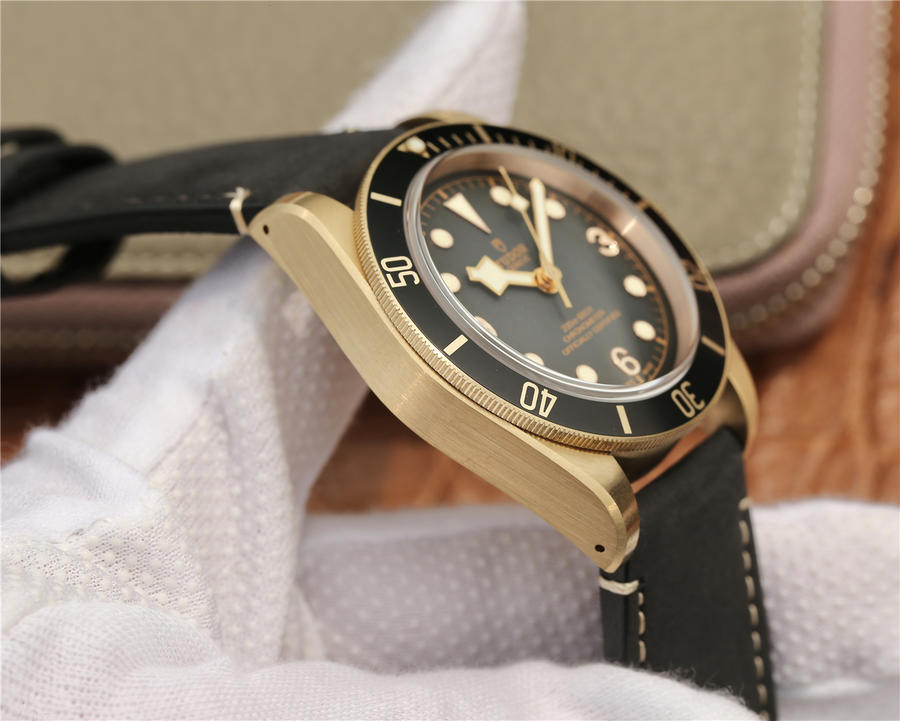 復刻手錶錶帝舵 XF帝舵碧灣青銅型貝克漢姆同款M79250BA-0001￥3980-高仿錶