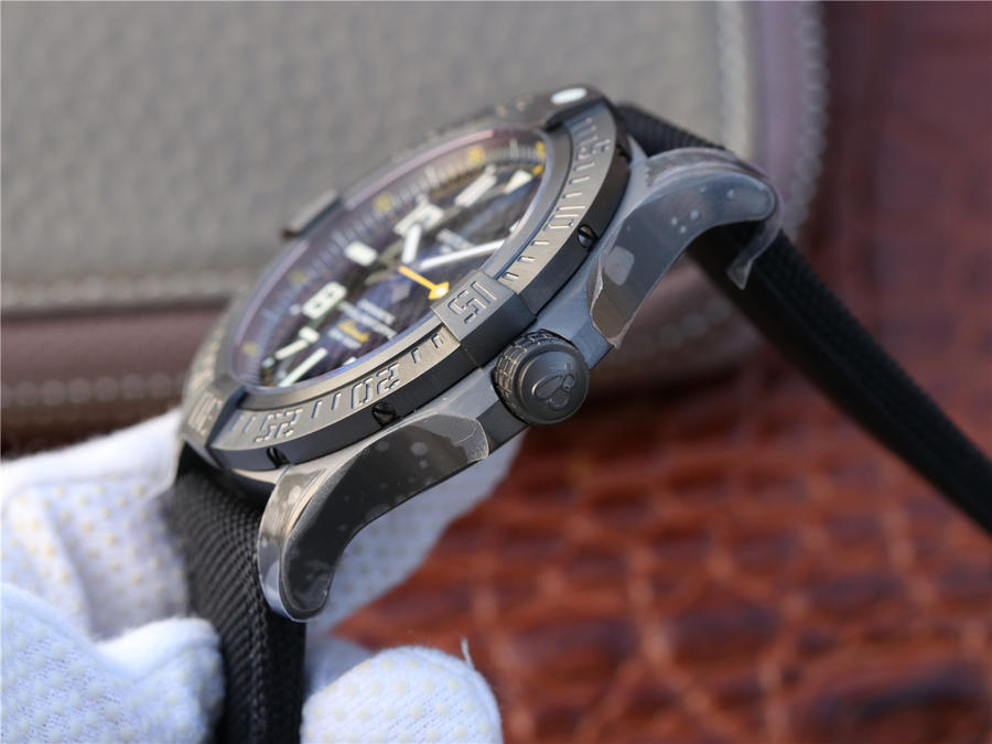 百年靈黑鳥原單和復刻手錶 TW百年靈復仇者黑鳥偵察機碳纖面V173104T|BF89|100W|M20BASA￥3480-高仿錶