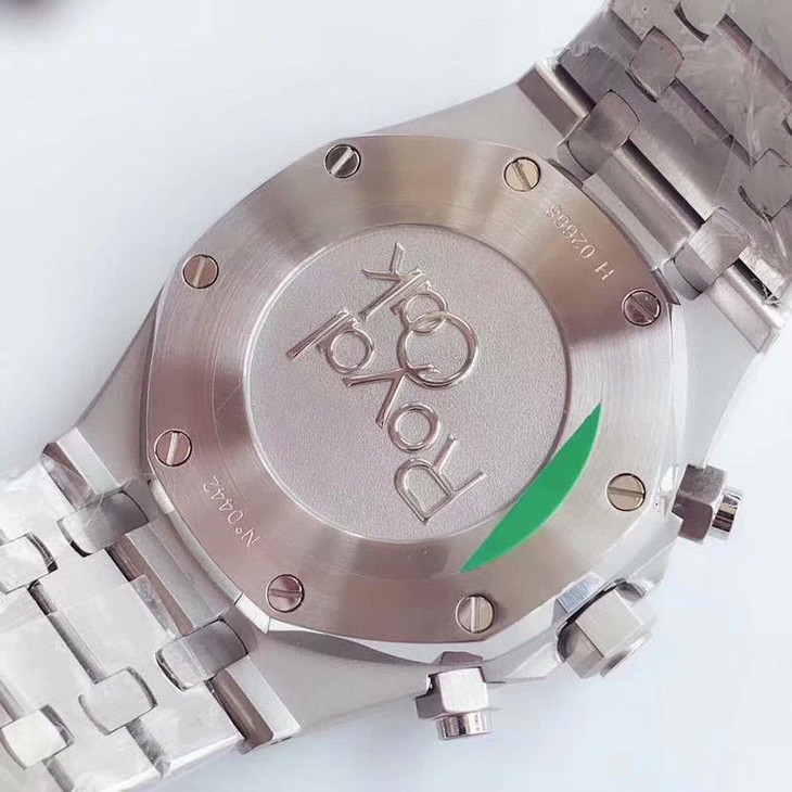 1比1精仿愛彼皇家橡樹 bf愛彼皇家橡樹繫列26338PT.OO.1220PT.01￥3980-高仿錶