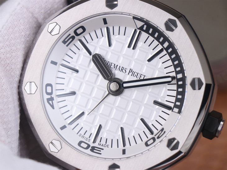 愛彼15710哪款1比1復刻的好 tz愛彼皇家橡樹離岸型 15710經典致敬桌鐘¥2980-高仿錶 愛彼15710哪款1比1復刻的好 tz愛彼皇家橡樹離岸型 15710經典致敬桌鐘¥2980-高仿錶