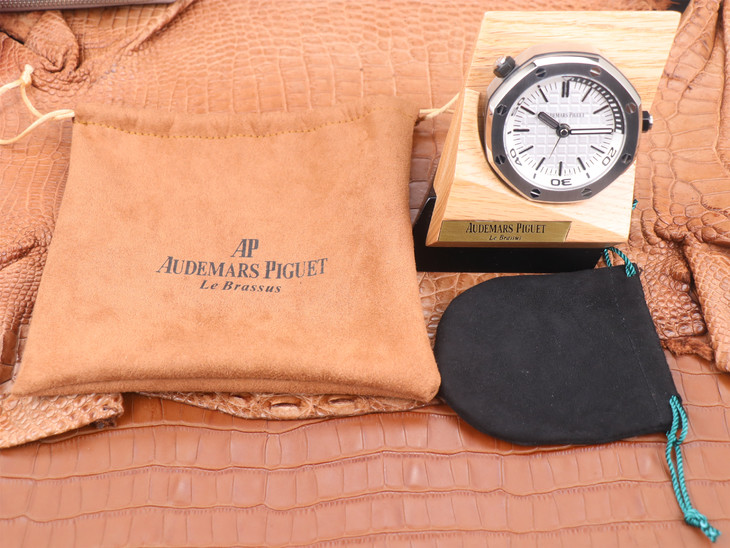 愛彼15710哪款1比1復刻的好 tz愛彼皇家橡樹離岸型 15710經典致敬桌鐘¥2980-高仿錶 愛彼15710哪款1比1復刻的好 tz愛彼皇家橡樹離岸型 15710經典致敬桌鐘¥2980-高仿錶