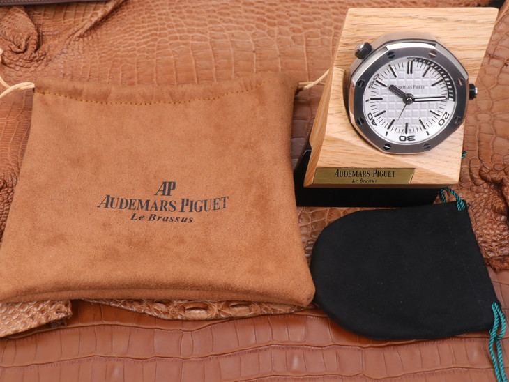 愛彼15710哪款1比1復刻的好 tz愛彼皇家橡樹離岸型 15710經典致敬桌鐘¥2980-高仿錶 愛彼15710哪款1比1復刻的好 tz愛彼皇家橡樹離岸型 15710經典致敬桌鐘¥2980-高仿錶