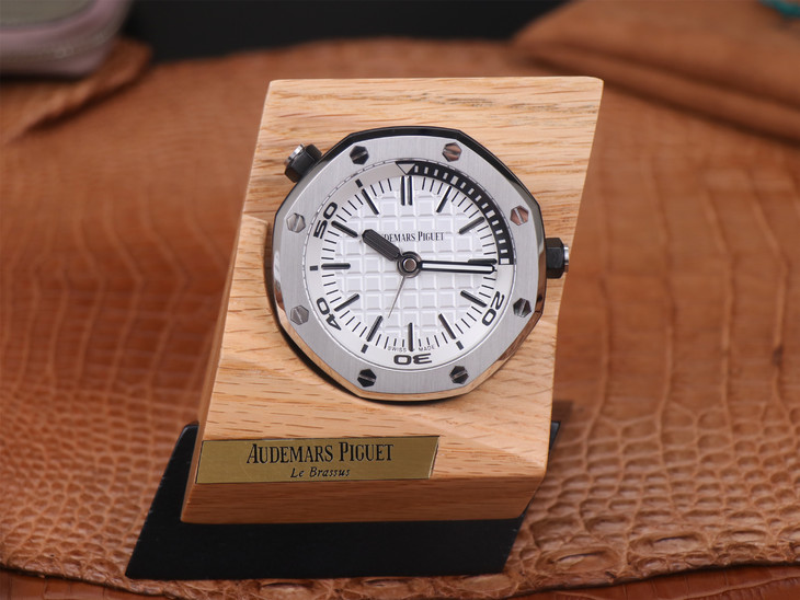 愛彼15710哪款1比1復刻的好 tz愛彼皇家橡樹離岸型 15710經典致敬桌鐘¥2980-高仿錶 愛彼15710哪款1比1復刻的好 tz愛彼皇家橡樹離岸型 15710經典致敬桌鐘¥2980-高仿錶