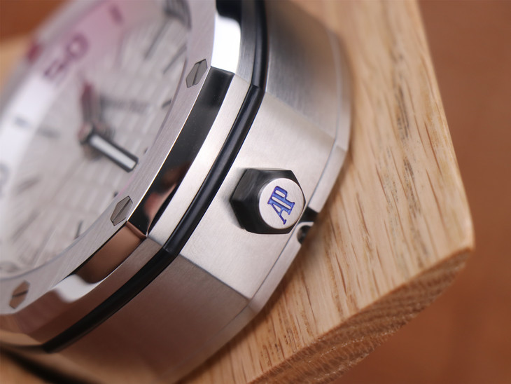 愛彼15710哪款1比1復刻的好 tz愛彼皇家橡樹離岸型 15710經典致敬桌鐘¥2980-高仿錶 愛彼15710哪款1比1復刻的好 tz愛彼皇家橡樹離岸型 15710經典致敬桌鐘¥2980-高仿錶