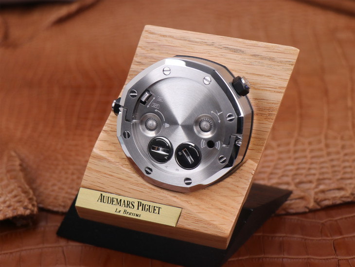 愛彼15710哪款1比1復刻的好 tz愛彼皇家橡樹離岸型 15710經典致敬桌鐘¥2980-高仿錶 愛彼15710哪款1比1復刻的好 tz愛彼皇家橡樹離岸型 15710經典致敬桌鐘¥2980-高仿錶