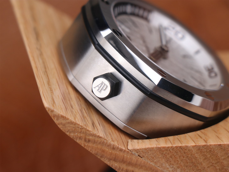 愛彼15710哪款1比1復刻的好 tz愛彼皇家橡樹離岸型 15710經典致敬桌鐘¥2980-高仿錶 愛彼15710哪款1比1復刻的好 tz愛彼皇家橡樹離岸型 15710經典致敬桌鐘¥2980-高仿錶