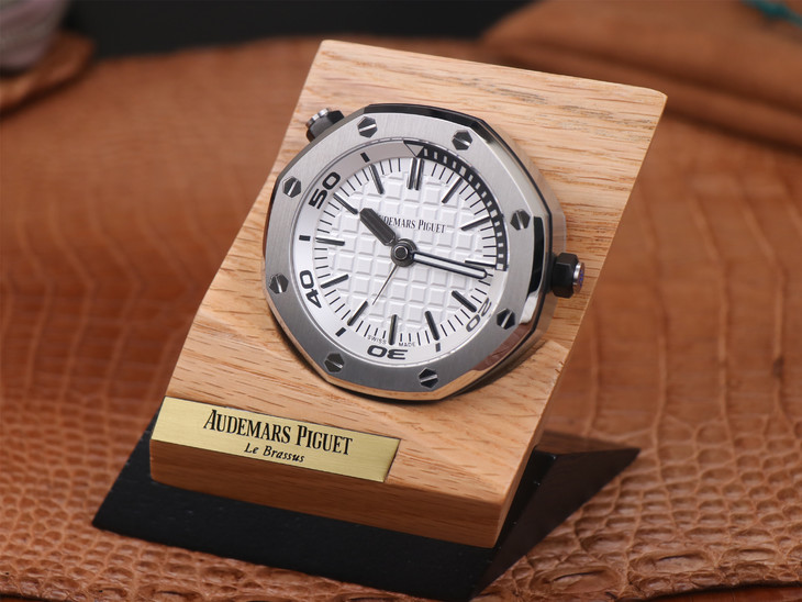 愛彼15710哪款1比1復刻的好 tz愛彼皇家橡樹離岸型 15710經典致敬桌鐘¥2980-高仿錶 愛彼15710哪款1比1復刻的好 tz愛彼皇家橡樹離岸型 15710經典致敬桌鐘¥2980-高仿錶